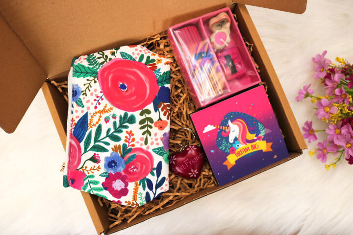 Dream Big Bestie Gift Set , Ethical Gift Hamperr that contains a floral print small women wallet purse made with canvas fabric semi waterproof, an incense gift set, a 4 inch wall frame plaque that says dream big and a little heart key ring that says best friend made with soapstone. everything is fair trade and handmade